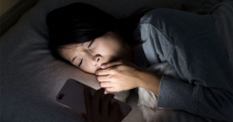 Hạn chế sử dụng điện thoại trước khi ngủ