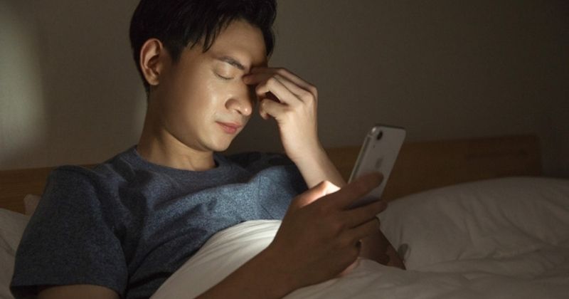 Hạn chế sử dụng thiết bị điện tử trước khi ngủ