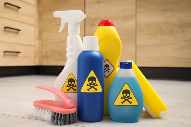 Tiếp xúc với nhiều hoá chất độc hại 